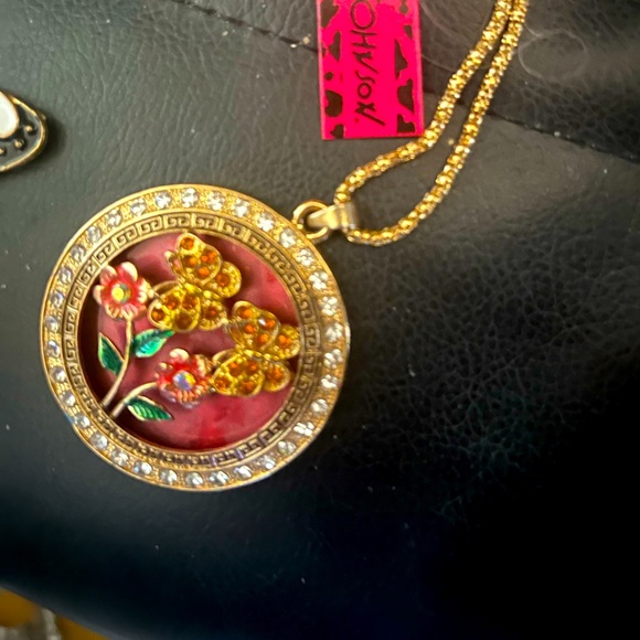 Betsey Johnson necklace - Picture 1 of 3